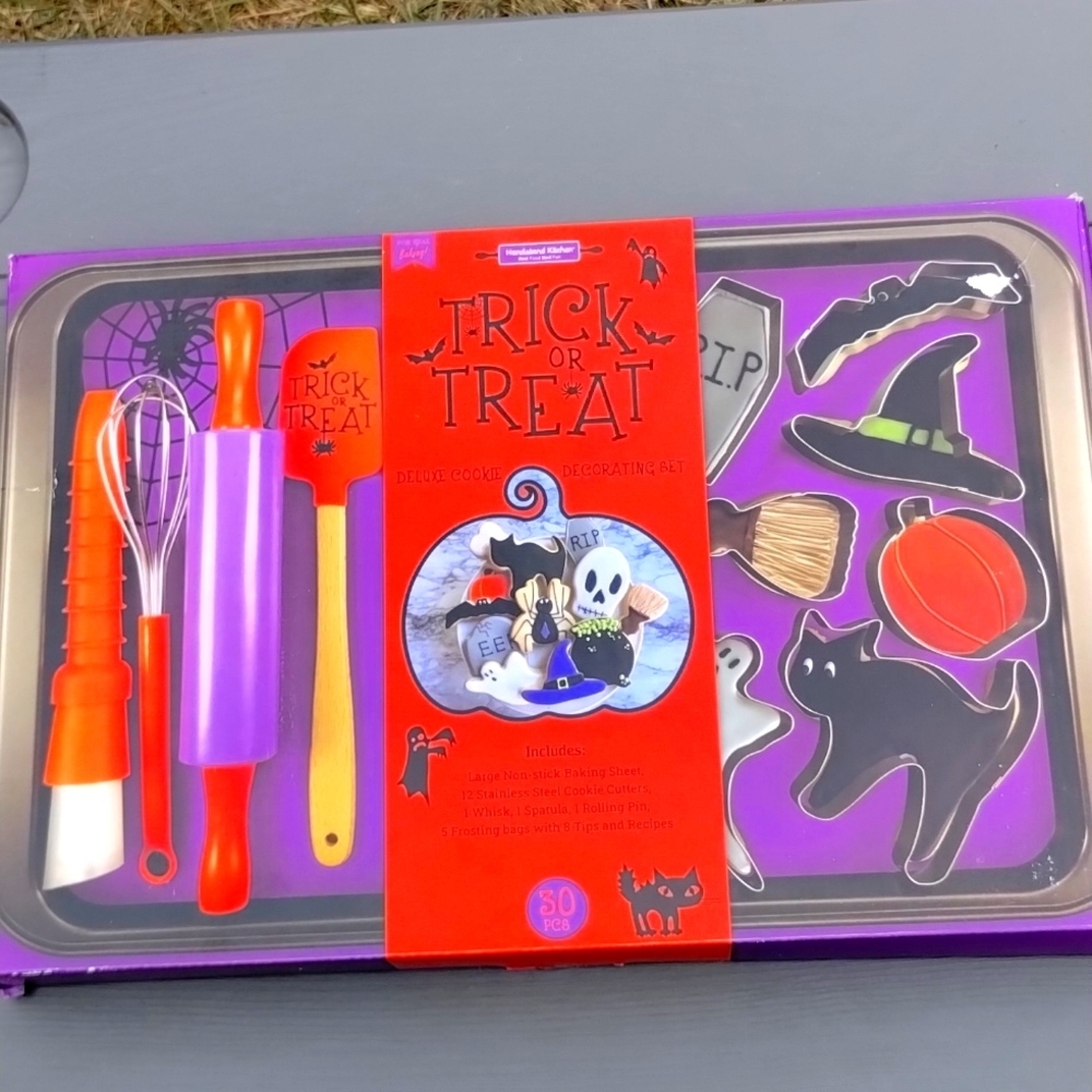 Trick or treat cookie decorating